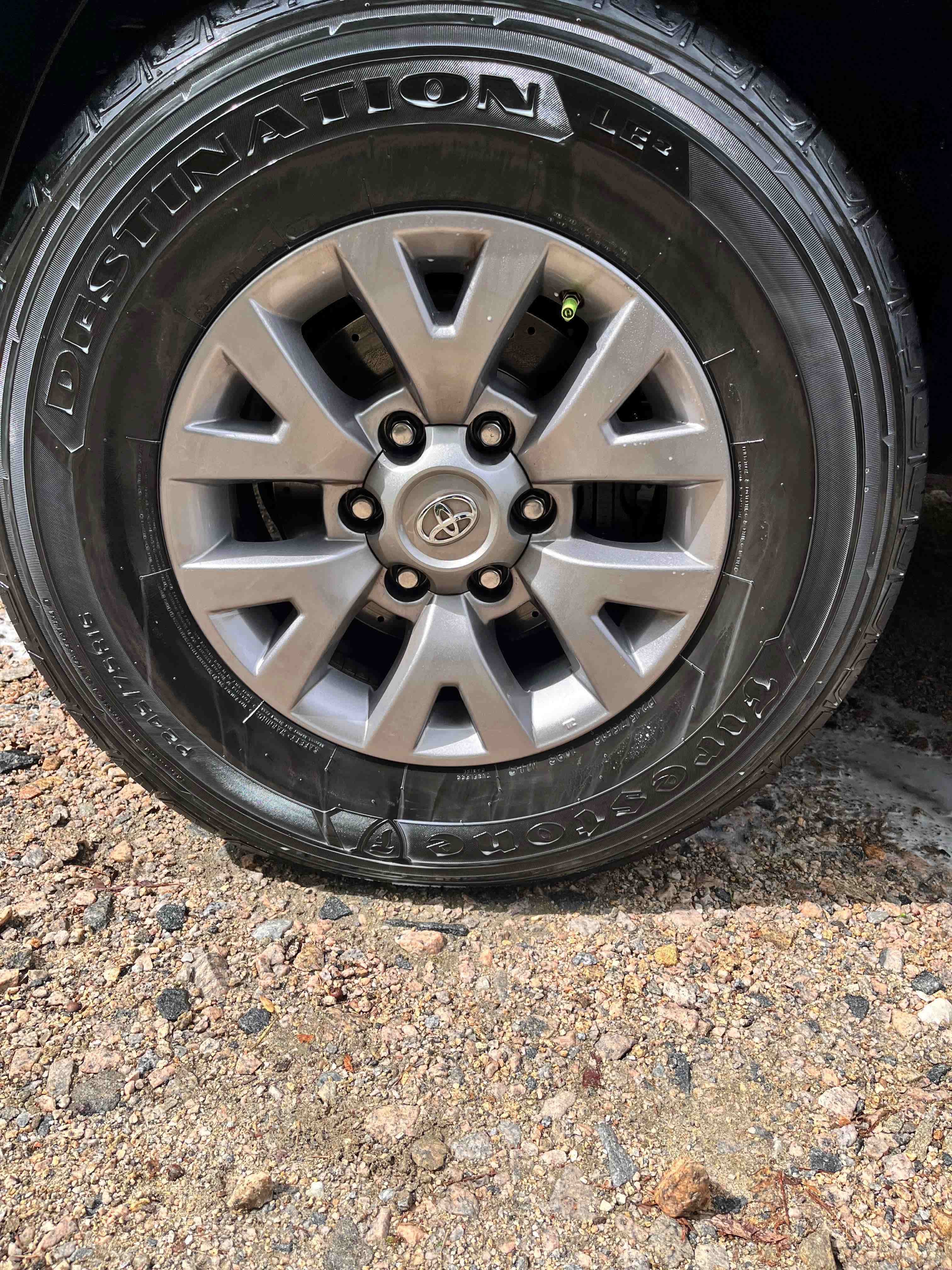Vehicle tire and wheel